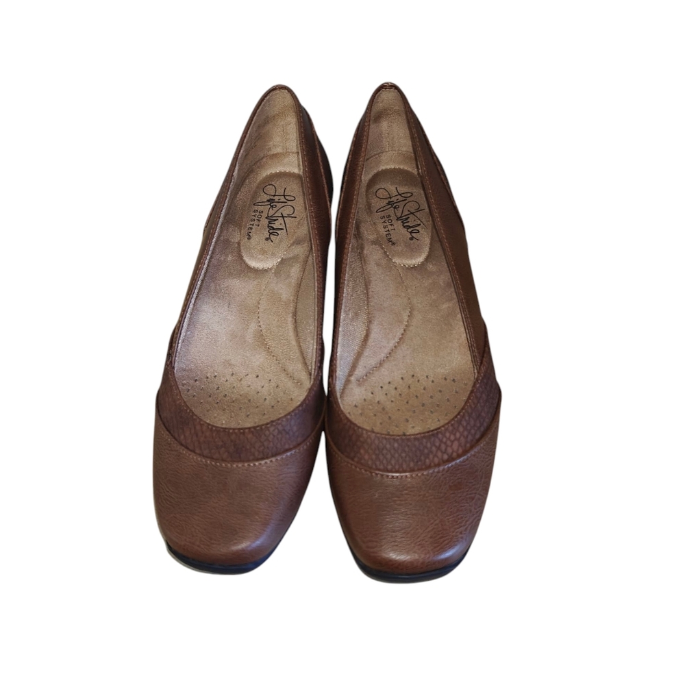 Life Stride Women's Elegant Brown Loafers Size 7.5N